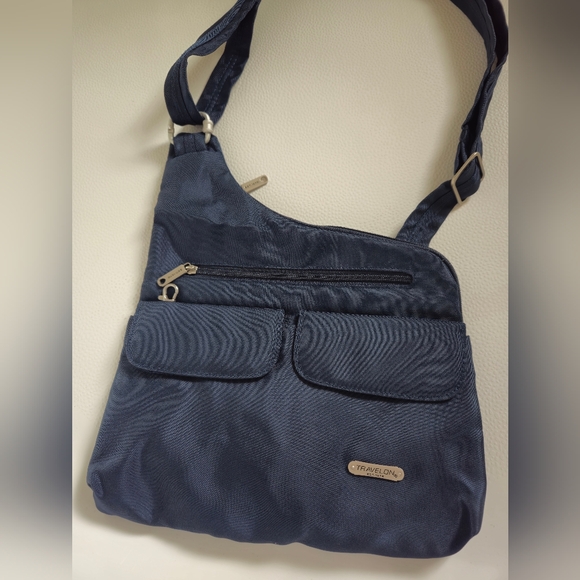 Travelon RFID Anti-Theft Crossbody Bag - Picture 4 of 15